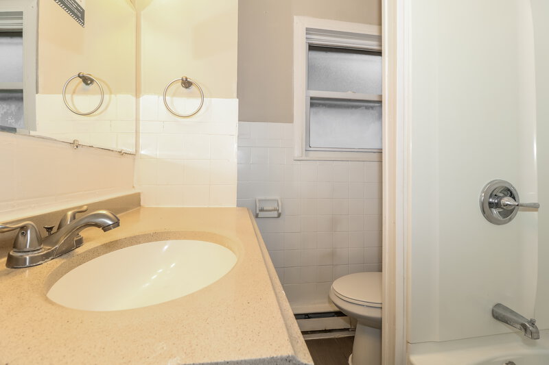 0/Mo, 169 Plauderville Ave Unit A Garfield, NJ 07026 Main Bathroom View