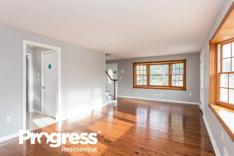 0/Mo, 249 Mountain Ave North Plainfield, NJ 07060 livingroom View 2