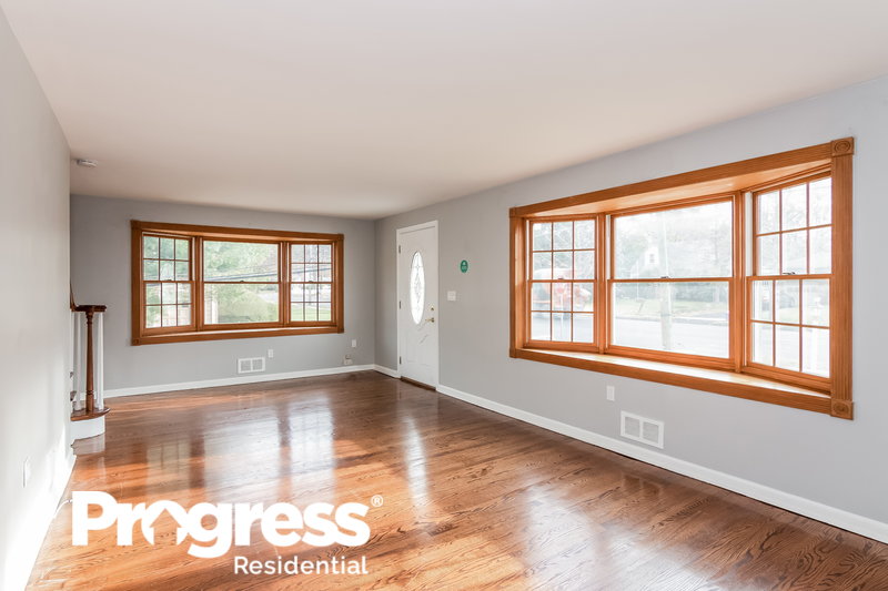 0/Mo, 249 Mountain Ave North Plainfield, NJ 07060 livingroom View 3