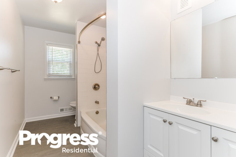 0/Mo, 303 Edgemoor Rd Belford, NJ 07718 masterbathroom View