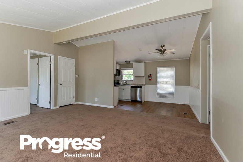 0/Mo, 8 Fawn Run Manalapan, NJ 07726 photolivingroom View 3