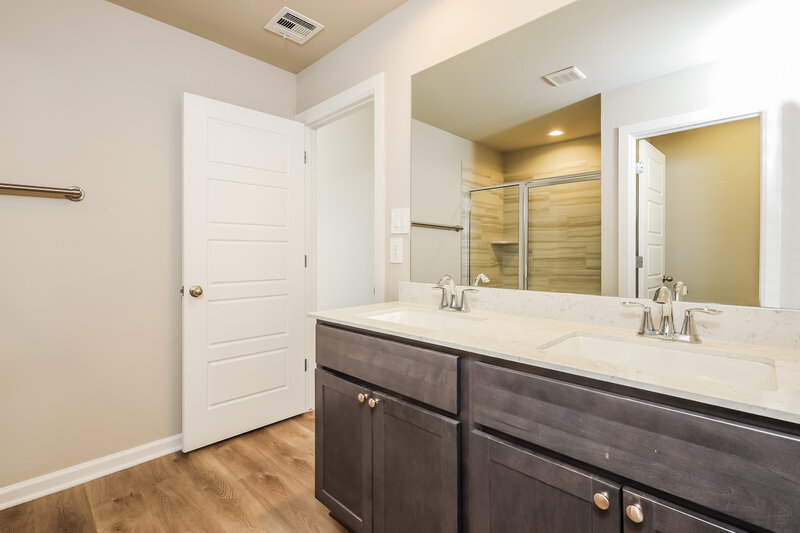 1,690/Mo, 10512 SW 37th Street Mustang, OK 73064 Main Bathroom View