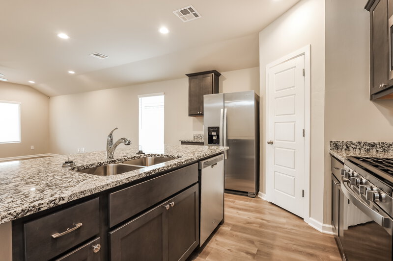 1,810/Mo, 10500 SW 37th Street Mustang, OK 73064 Kitchen View