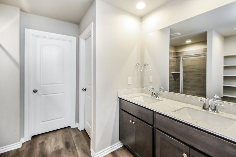1,920/Mo, 10404 SW 37th Street Mustang, OK 73064 Main Bathroom View