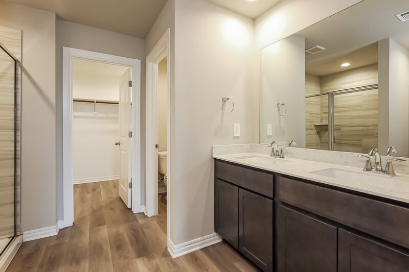 1,650/Mo, 10417 SW 38th Street Mustang, OK 73064 Main Bathroom View