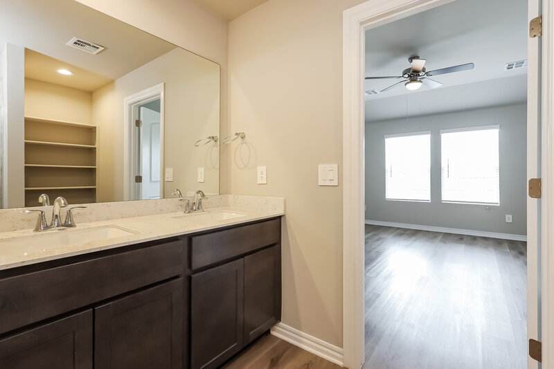 1,650/Mo, 10417 SW 38th Street Mustang, OK 73064 Main Bathroom View 2