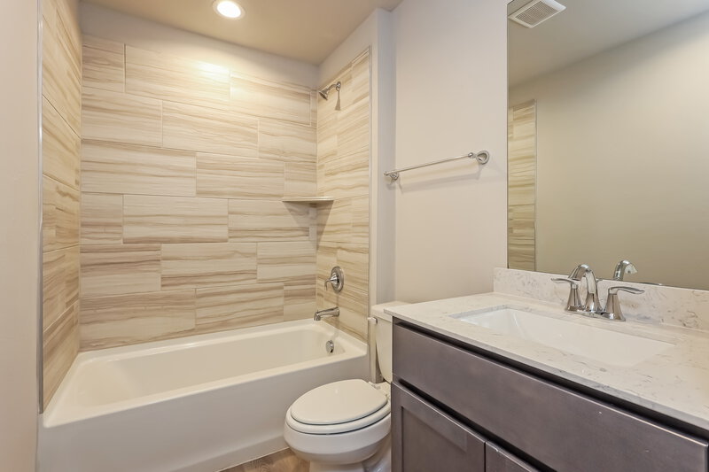 1,650/Mo, 10417 SW 38th Street Mustang, OK 73064 Bathroom View
