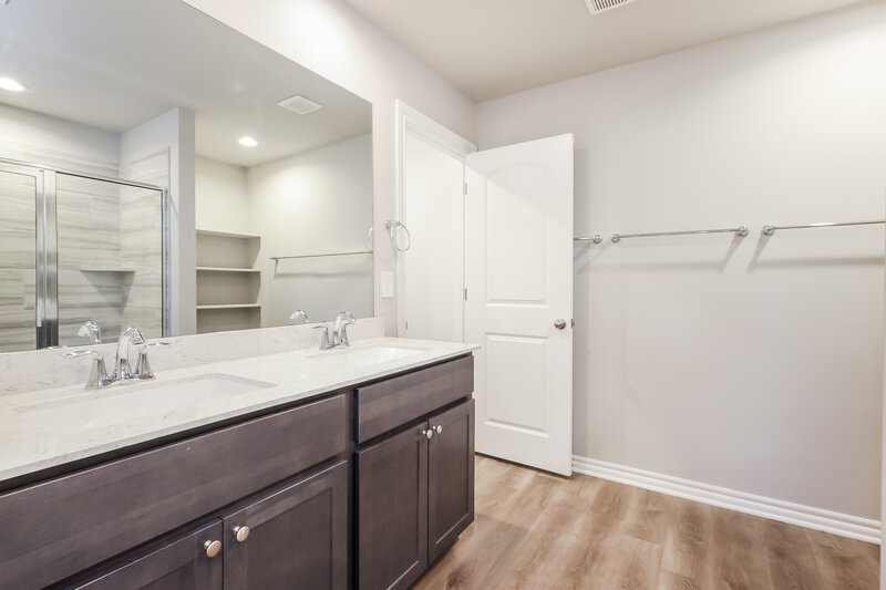 1,715/Mo, 10421 SW 38th Street Mustang, OK 73064 Main Bathroom View