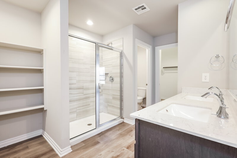 1,715/Mo, 10421 SW 38th Street Mustang, OK 73064 Main Bathroom View 2
