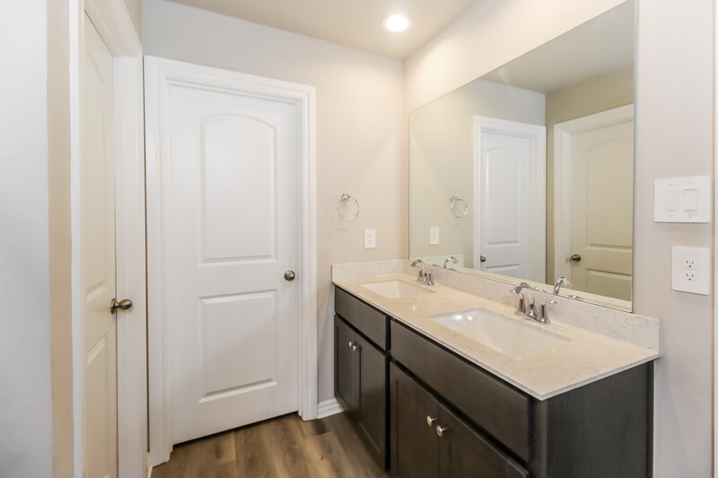 1,780/Mo, 10501 SW 38th Street Mustang, OK 73064 Main Bathroom View