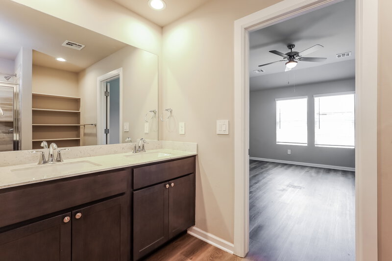 1,735/Mo, 10520 SW 38th Street Mustang, OK 73064 Main Bathroom View 2