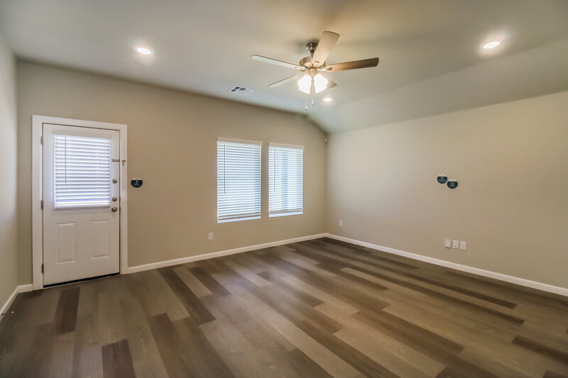 2,200/Mo, 3905 Sara Park Drive Mustang, OK 73064 Living Room View