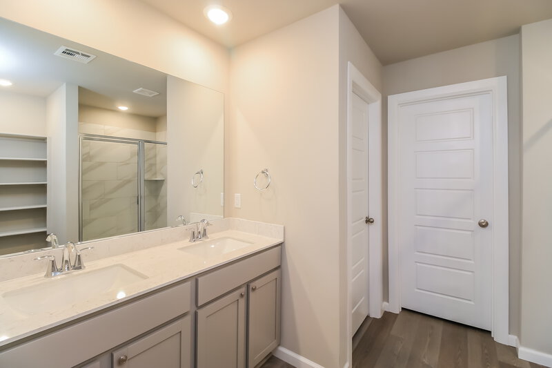 2,200/Mo, 3905 Sara Park Drive Mustang, OK 73064 Main Bathroom View