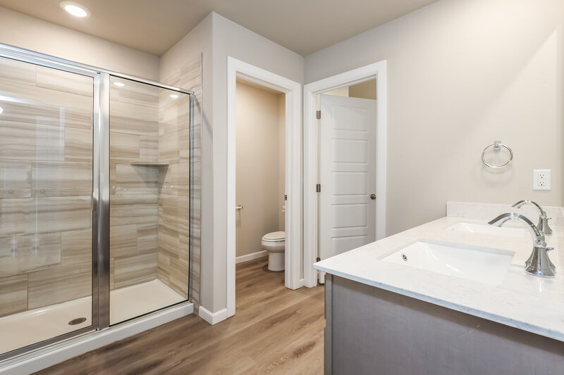 1,690/Mo, 3913 Sara Park Drive Mustang, OK 73064 Main Bathroom View