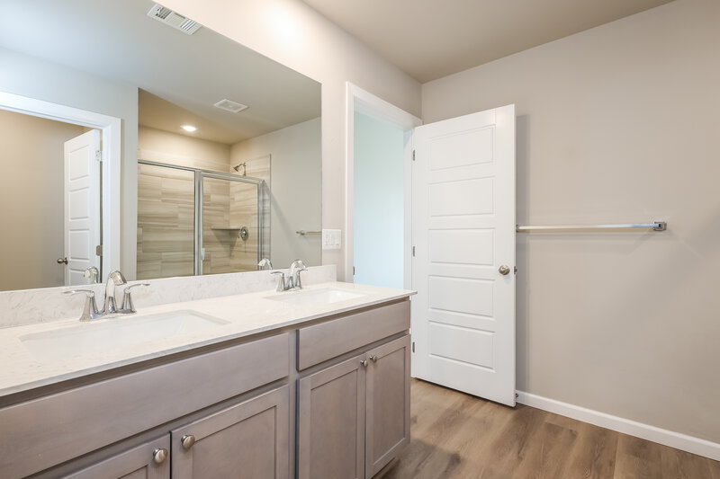 1,690/Mo, 3913 Sara Park Drive Mustang, OK 73064 Main Bathroom View 2