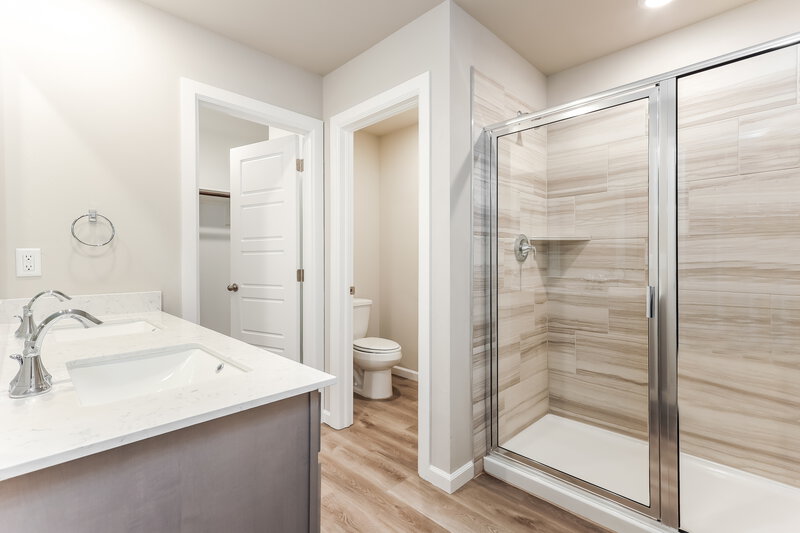 1,675/Mo, 10521 SW 39th Street Mustang, OK 73064 Main Bathroom View 2