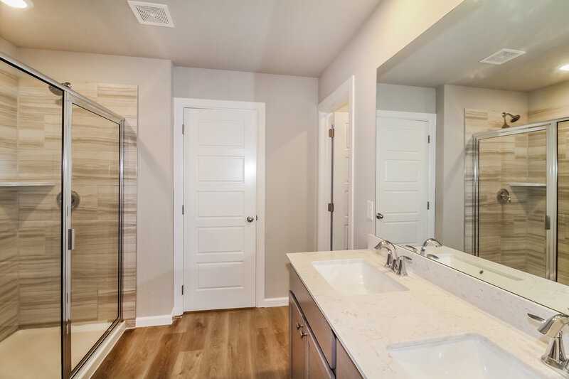 2,140/Mo, 10505 SW 39th Street Mustang, OK 73064 Main Bathroom View