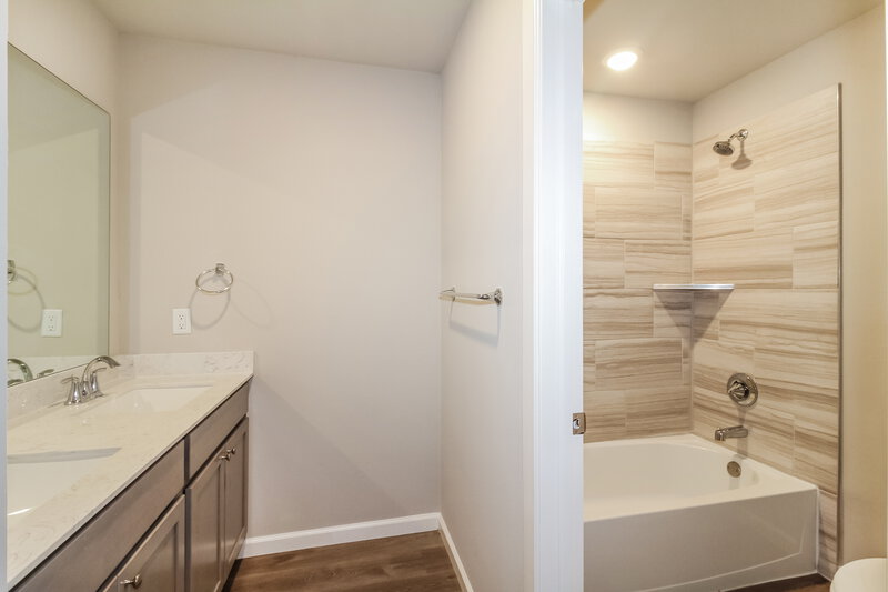 2,140/Mo, 10505 SW 39th Street Mustang, OK 73064 Bathroom View