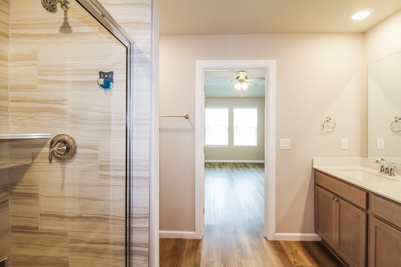 1,925/Mo, 10405 SW 39th Street Mustang, OK 73064 Main Bathroom View 2