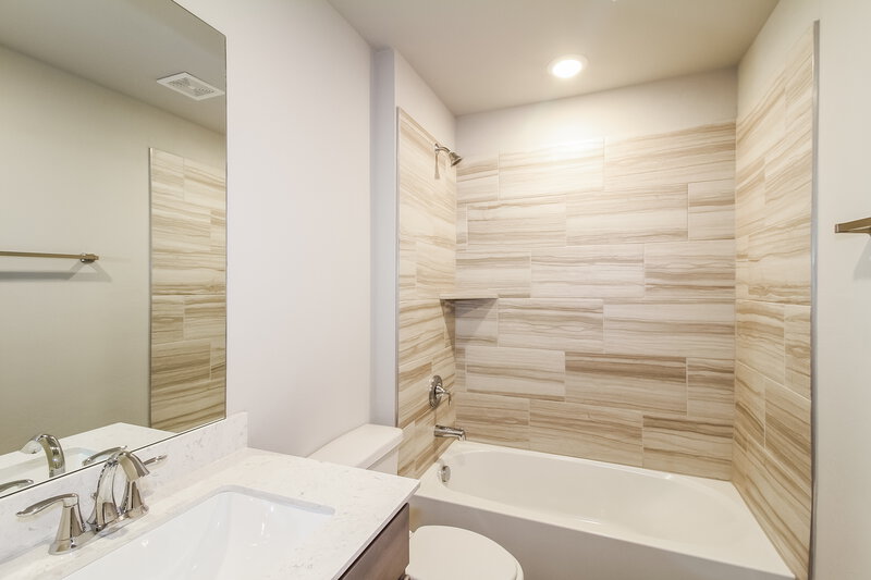 1,925/Mo, 10405 SW 39th Street Mustang, OK 73064 Bathroom View