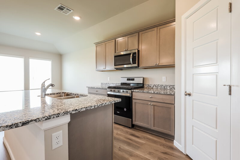 1,690/Mo, 4000 Canyon Ridge Lane Mustang, OK 73064 Kitchen View