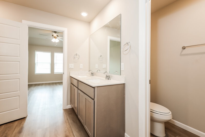 2,185/Mo, 10516 SW 39th Street Mustang, OK 73064 Main Bathroom View