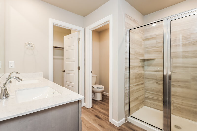 2,540/Mo, 10408 SW 39th Street Mustang, OK 73064 Main Bathroom View