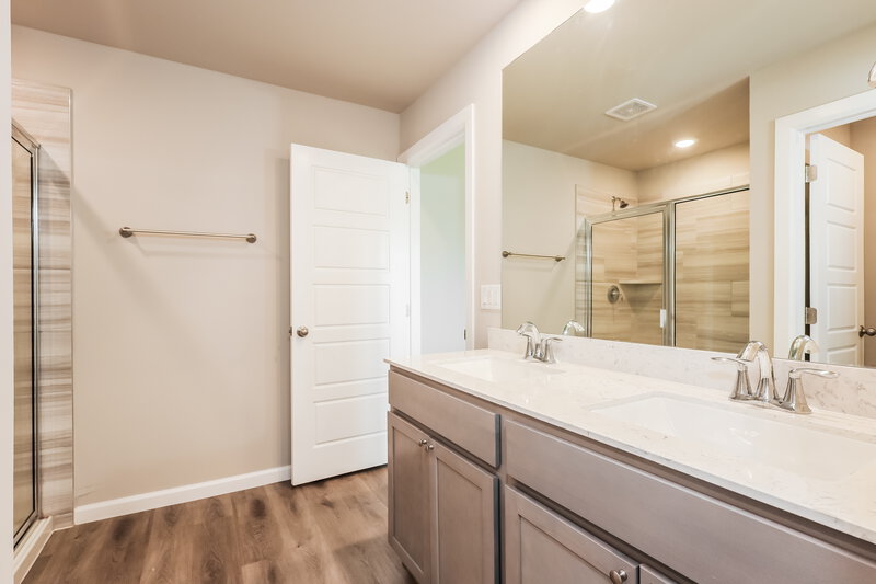 2,540/Mo, 10408 SW 39th Street Mustang, OK 73064 Main Bathroom View 2