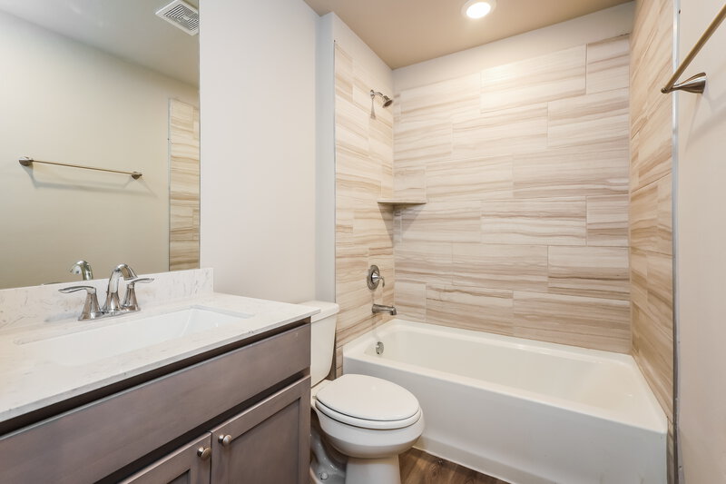 2,540/Mo, 10408 SW 39th Street Mustang, OK 73064 Bathroom View