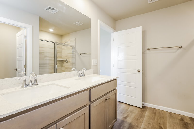 1,710/Mo, 10425 SW 40th Street Mustang, OK 73064 Main Bathroom View 2