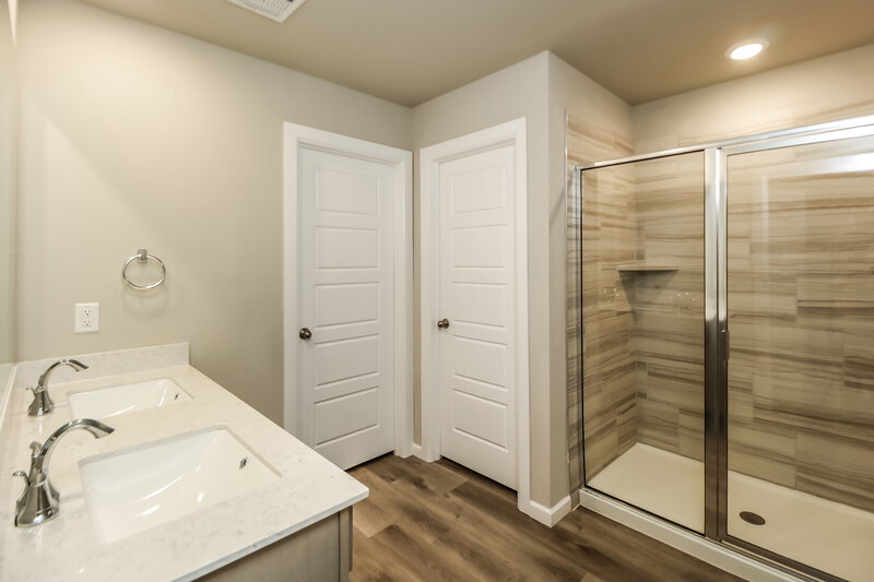 1,690/Mo, 10505 SW 40th Street Mustang, OK 73064 Main Bathroom View
