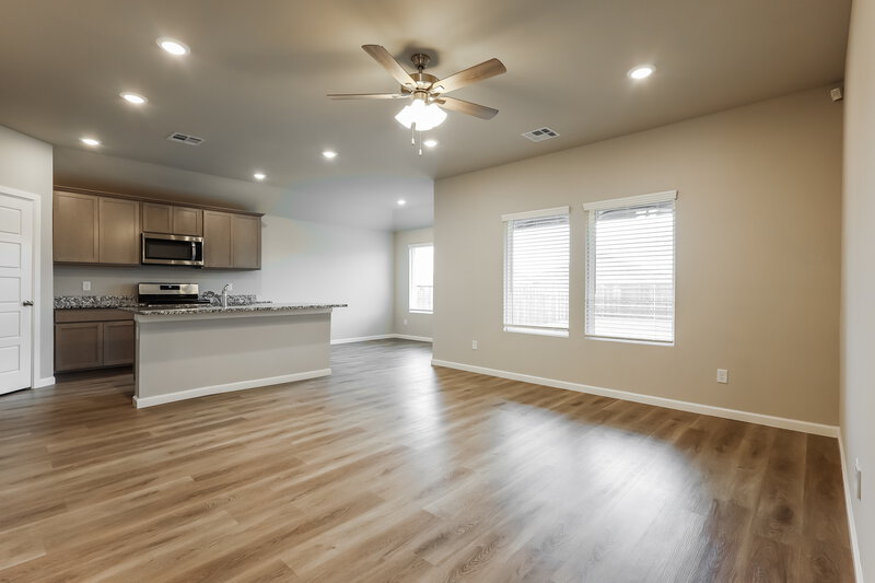 1,690/Mo, 10508 SW 40th Street Mustang, OK 73064 Living Room View