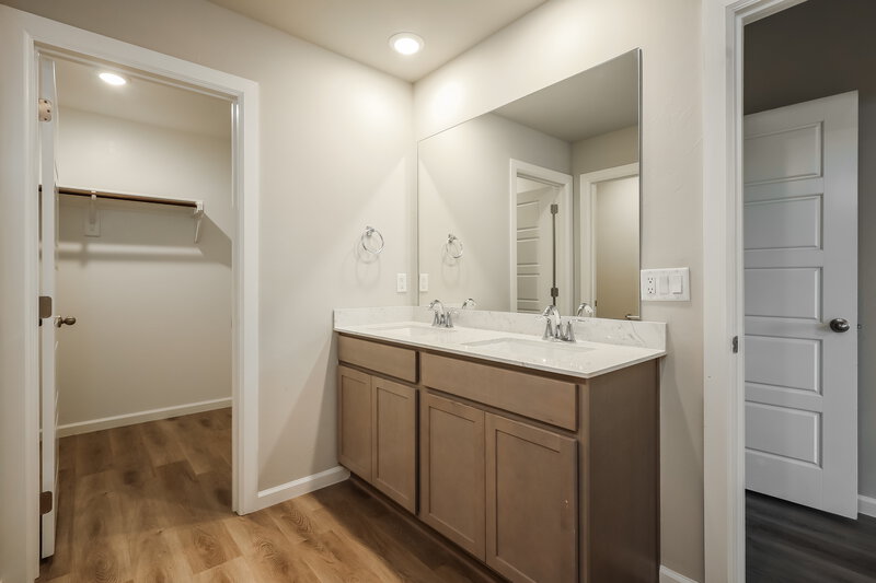 1,690/Mo, 10508 SW 40th Street Mustang, OK 73064 Main Bathroom View 2