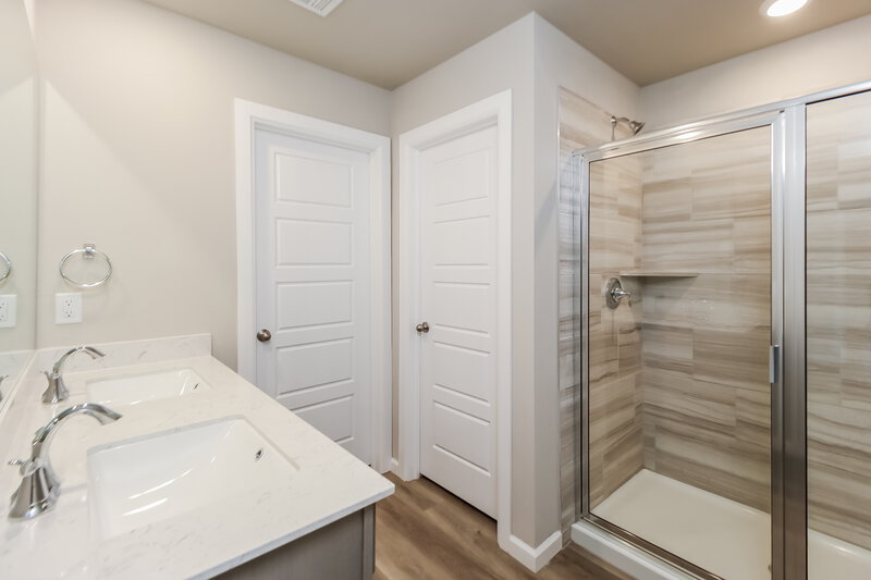 1,850/Mo, 10504 SW 40th Street Mustang, OK 73064 Main Bathroom View