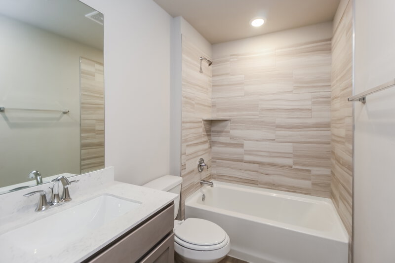 1,850/Mo, 10504 SW 40th Street Mustang, OK 73064 Bathroom View