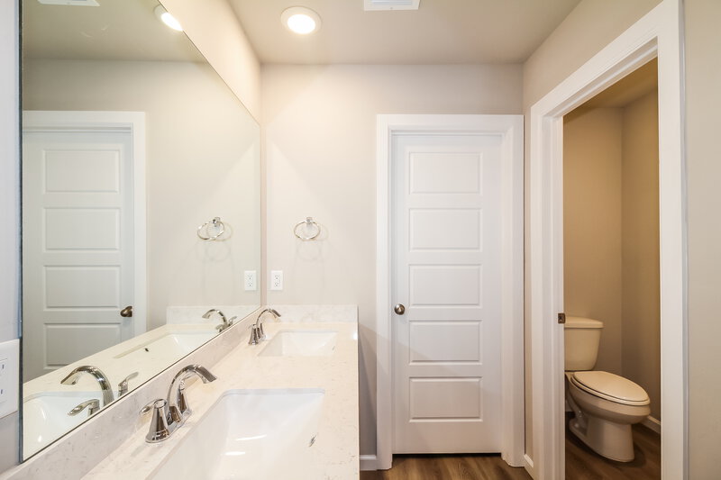 1,810/Mo, 10412 SW 40th Street Mustang, OK 73064 Bathroom View