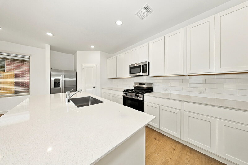 1,865/Mo, 9112 SW 19th St Oklahoma City, OK 73128 Kitchen View 2