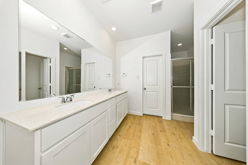 1,865/Mo, 9112 SW 19th St Oklahoma City, OK 73128 Primary Bathroom View