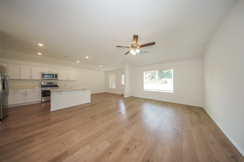 2,200/Mo, 5908 Norway Spruce St Edmond, OK 73034 Living Room View