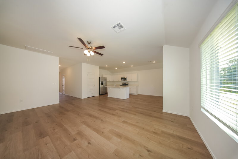2,200/Mo, 5908 Norway Spruce St Edmond, OK 73034 Living Room View 2