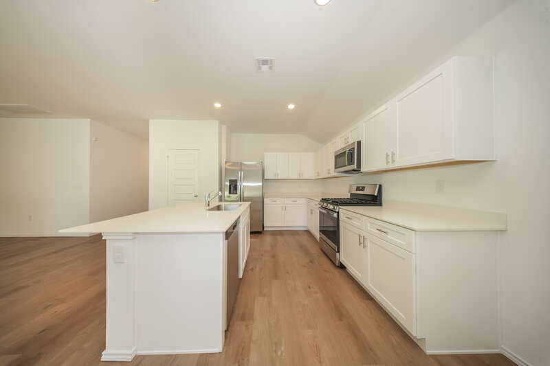 2,200/Mo, 5908 Norway Spruce St Edmond, OK 73034 Kitchen View 2