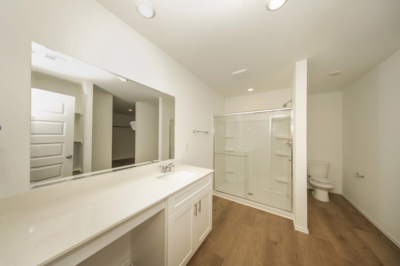 2,200/Mo, 5908 Norway Spruce St Edmond, OK 73034 Main Bathroom View