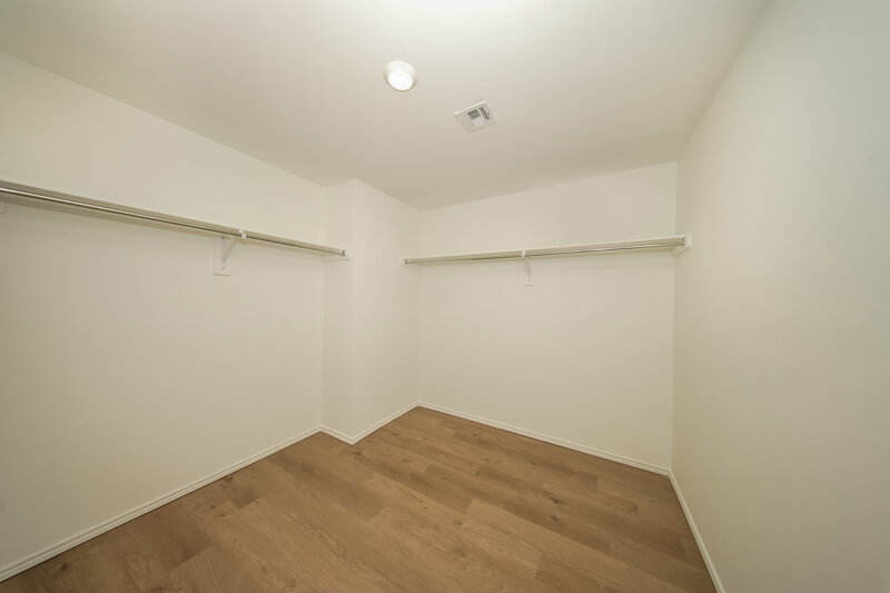 2,200/Mo, 5908 Norway Spruce St Edmond, OK 73034 Walk In Closet View