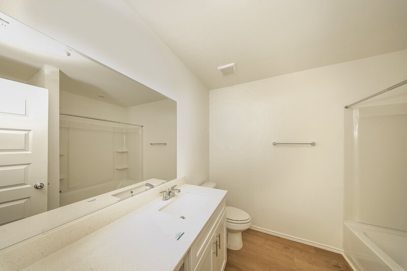 2,200/Mo, 5908 Norway Spruce St Edmond, OK 73034 Bathroom View