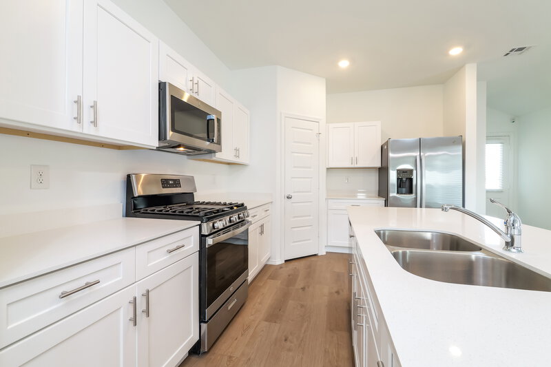 1,585/Mo, 12825 Torretta Way Yukon, OK 73099 Kitchen View 2