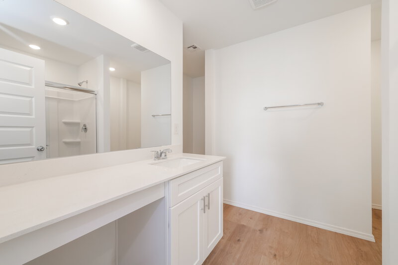 1,990/Mo, 12812 Torretta Way Yukon, OK 73099 Main Bathroom View