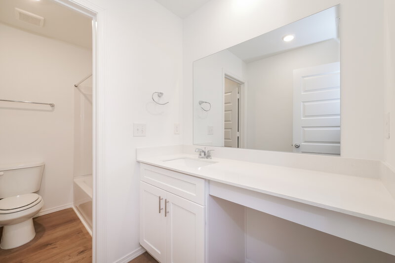 1,990/Mo, 12812 Torretta Way Yukon, OK 73099 Main Bathroom View 2
