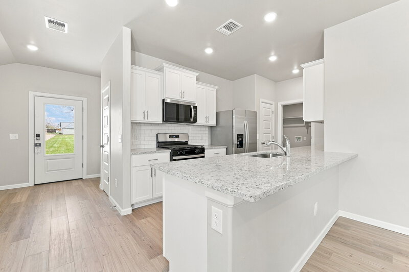 1,815/Mo, 12700 Carrara Ln Yukon, OK 73099 Kitchen View 3