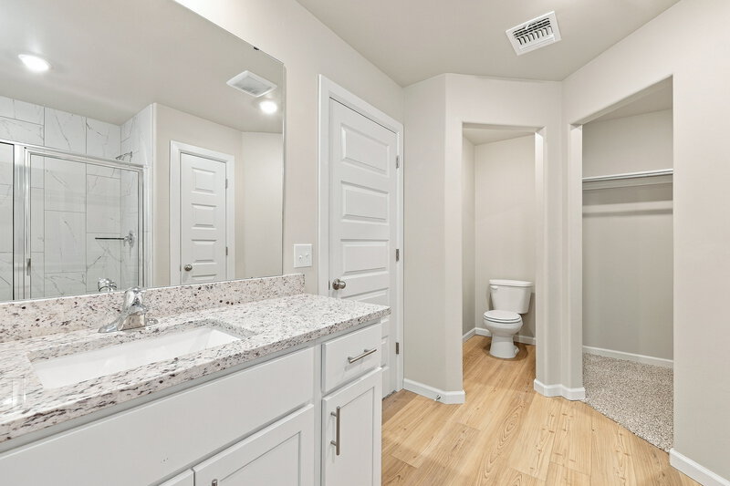1,815/Mo, 12700 Carrara Ln Yukon, OK 73099 Primary Bathroom View 2