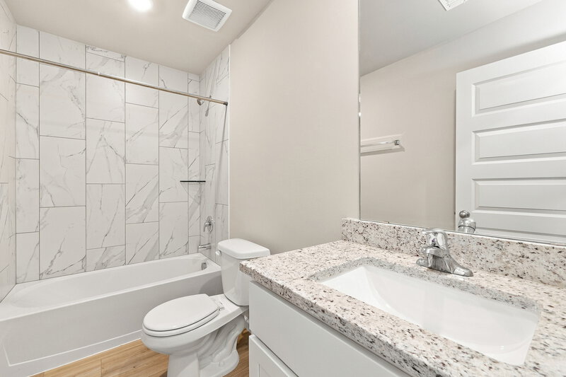 1,815/Mo, 12700 Carrara Ln Yukon, OK 73099 Bathroom View